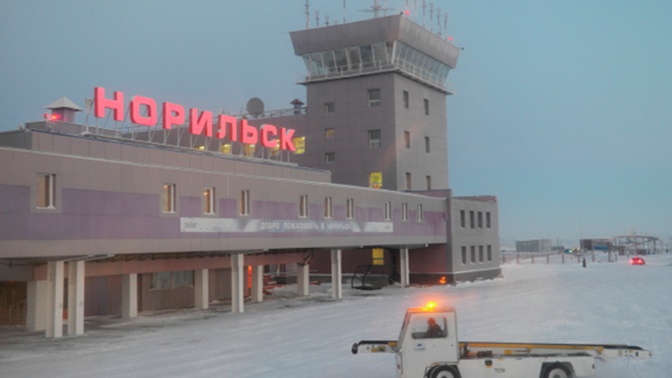 Движение всего транспорта в аэропорт Норильска запрещено из-за метели Движение всего транспорта в аэропорт Норильска запрещено из-за метели