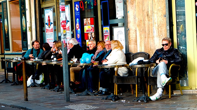 Европа во власти коронавируса: во Франции закрывают кафе, кинотеатры и клубы
