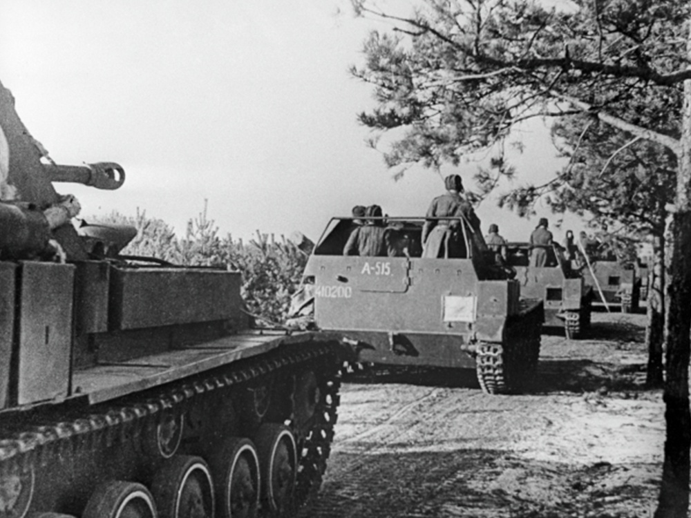 4. Вторая мировая война 1939-1945 гг.Восточно-Прусская наступательная операция советских войск.Колонна советских самоходных артиллерийских установок СУ-76М движется в направлении Берлина. 4. Вторая мировая война 1939-1945 гг.Восточно-Прусская наступательная операция советских войск.Колонна советских самоходных артиллерийских установок СУ-76М движется в направлении Берлина.