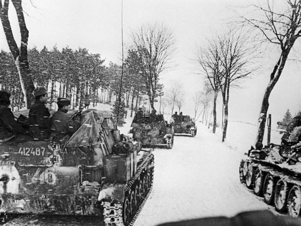 Великая Отечественная война 1941-1945 гг.Восточно-Прусская наступательная операция.Подразделение самоходных установок СУ 76-М из состава войск 2-го Белорусского фронта на марше под Кенигсбергом. 1945 год. Великая Отечественная война 1941-1945 гг.Восточно-Прусская наступательная операция.Подразделение самоходных установок СУ 76-М из состава войск 2-го Белорусского фронта на марше под Кенигсбергом. 1945 год.