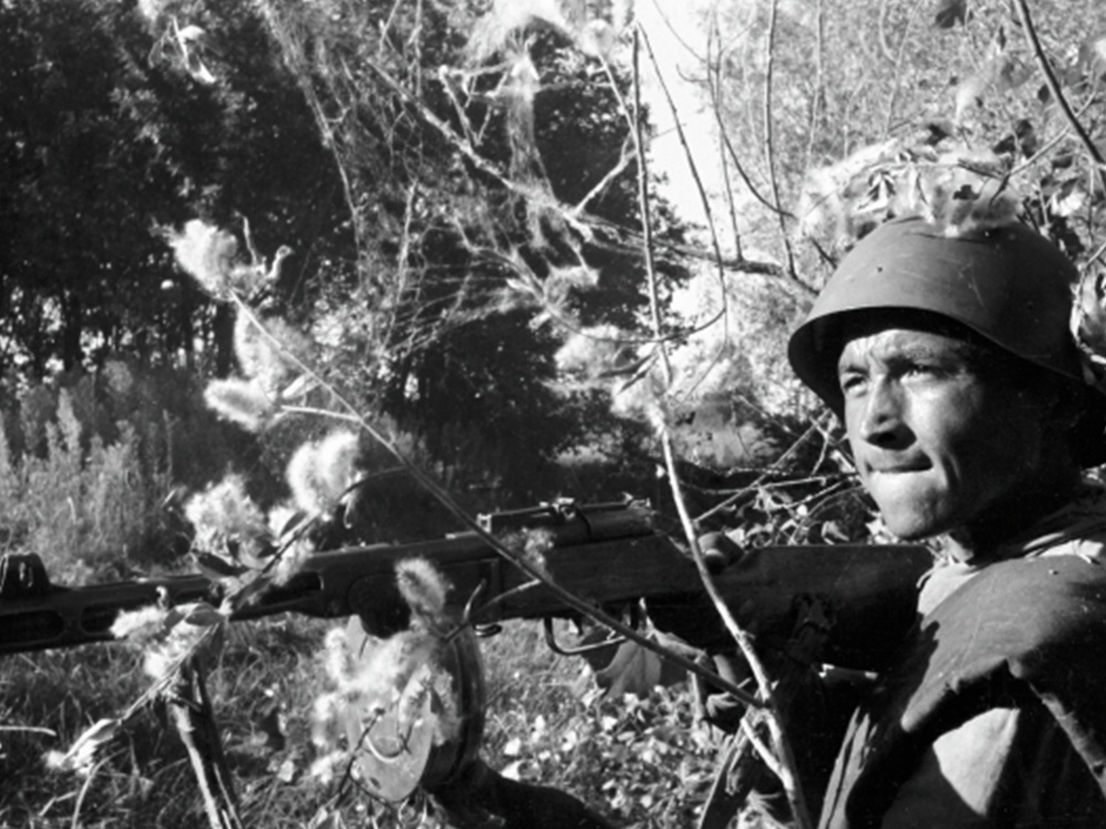 Боец Тойли Атаджанов в бою на подступах к Сталинграду.