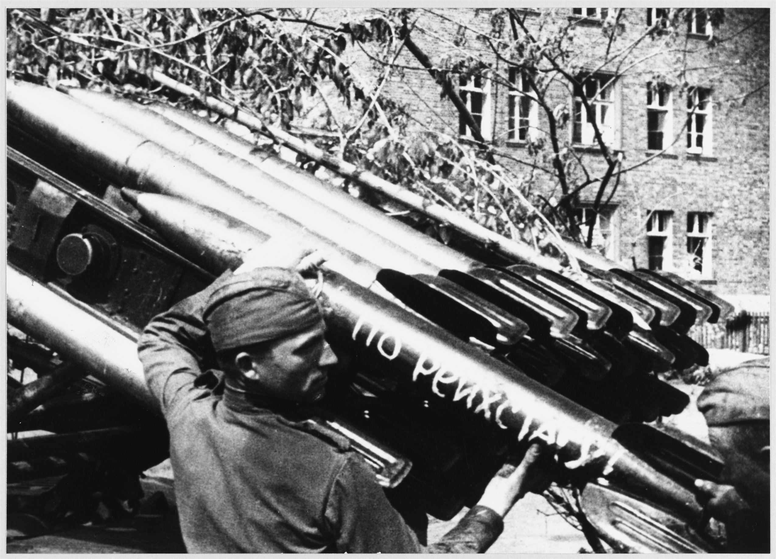 Советские солдаты заряжают БМ-13<figcaption class=