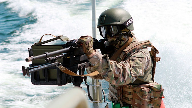 Стрельба с патрульных катеров и под водой: боевые пловцы перехватили «нарушителей» в Финском заливе