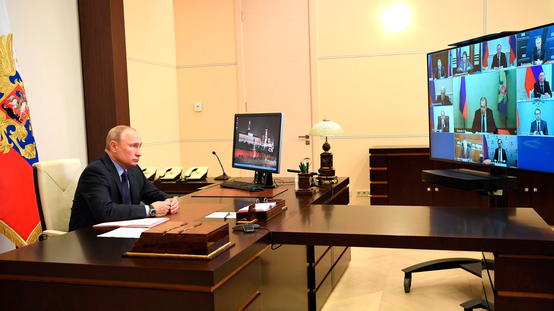 Путин поручил скорее решить вопрос с созданием особой экономической зоны в морском порту Оля Путин поручил скорее решить вопрос с созданием особой экономической зоны в морском порту Оля