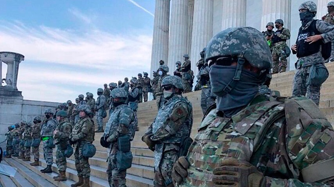 Подходы к Белому дому в Вашингтоне перегородили военной техникой Подходы к Белому дому в Вашингтоне перегородили военной техникой