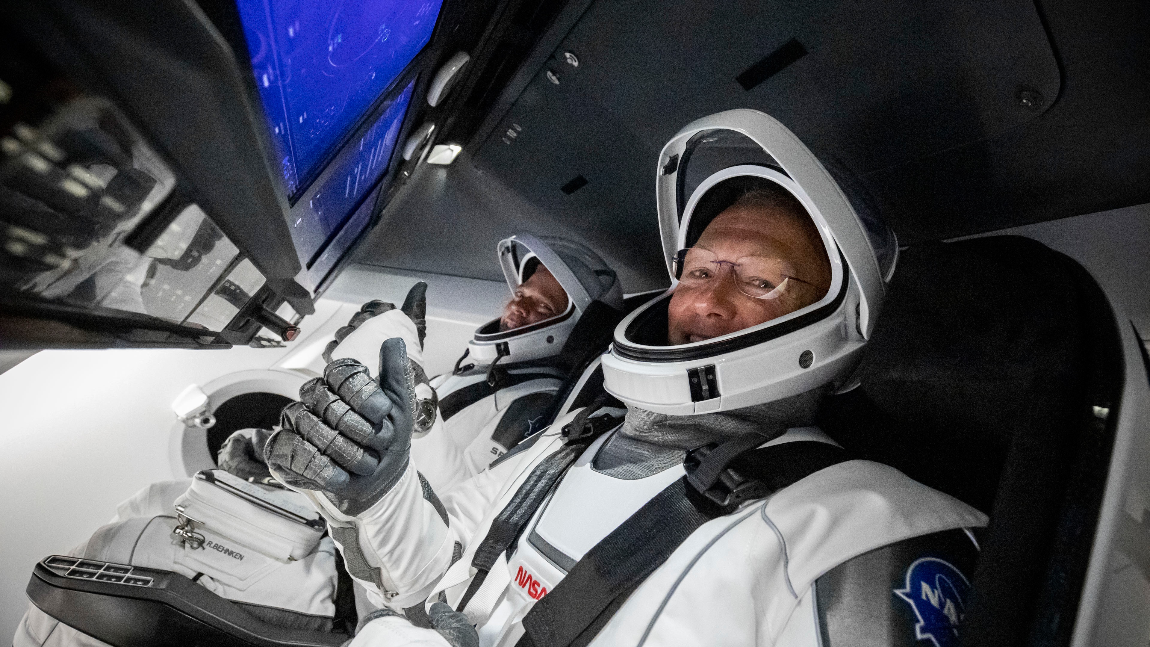 В США сравнили сравнили скафандр SpaceX с российским «Соколом» В США сравнили сравнили скафандр SpaceX с российским «Соколом»