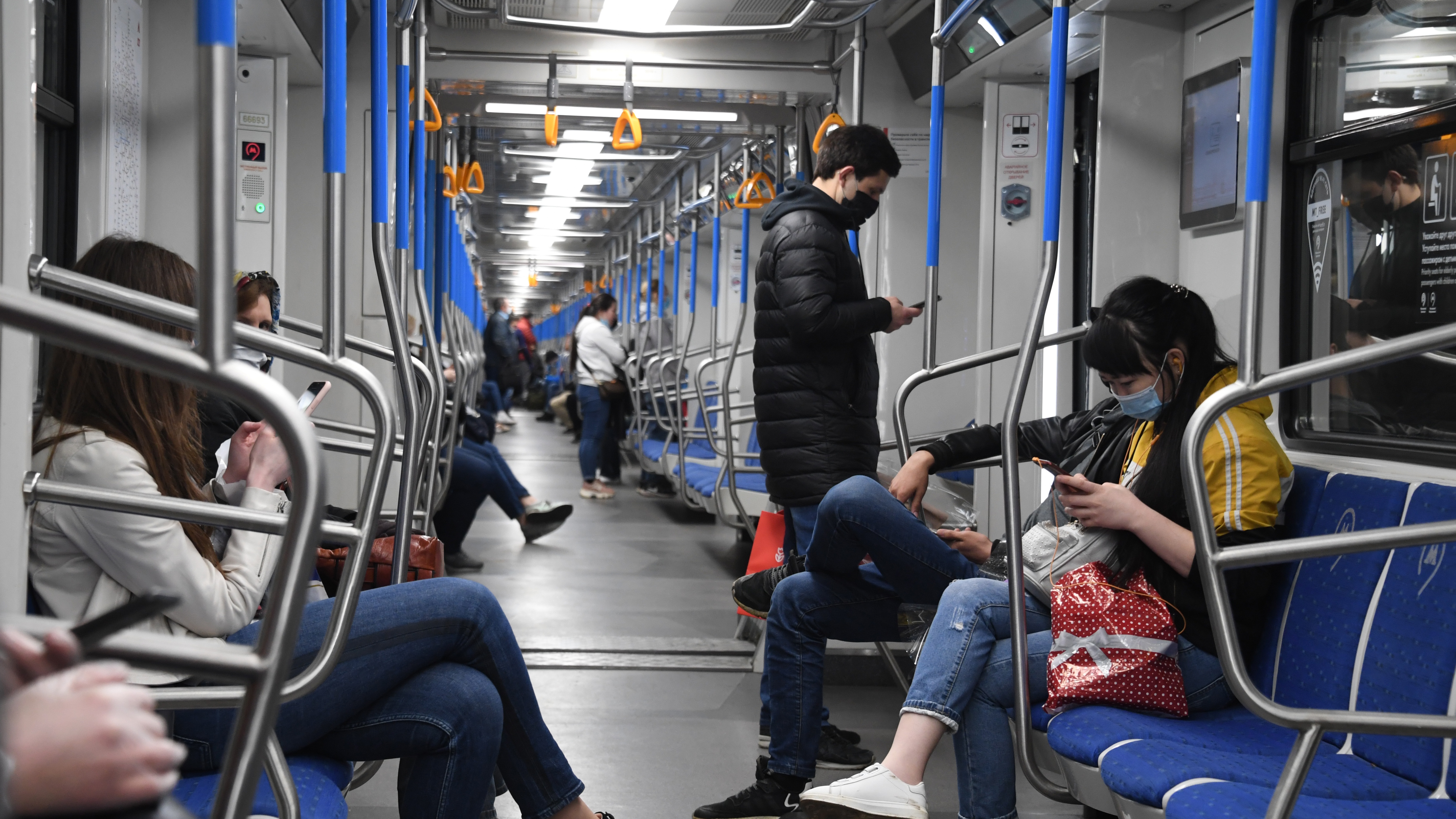 Км в час в метро. Люди идут в метро. Люди в вагоне метро. Пассажиры Московского метро. Поезда метро и пассажиры.