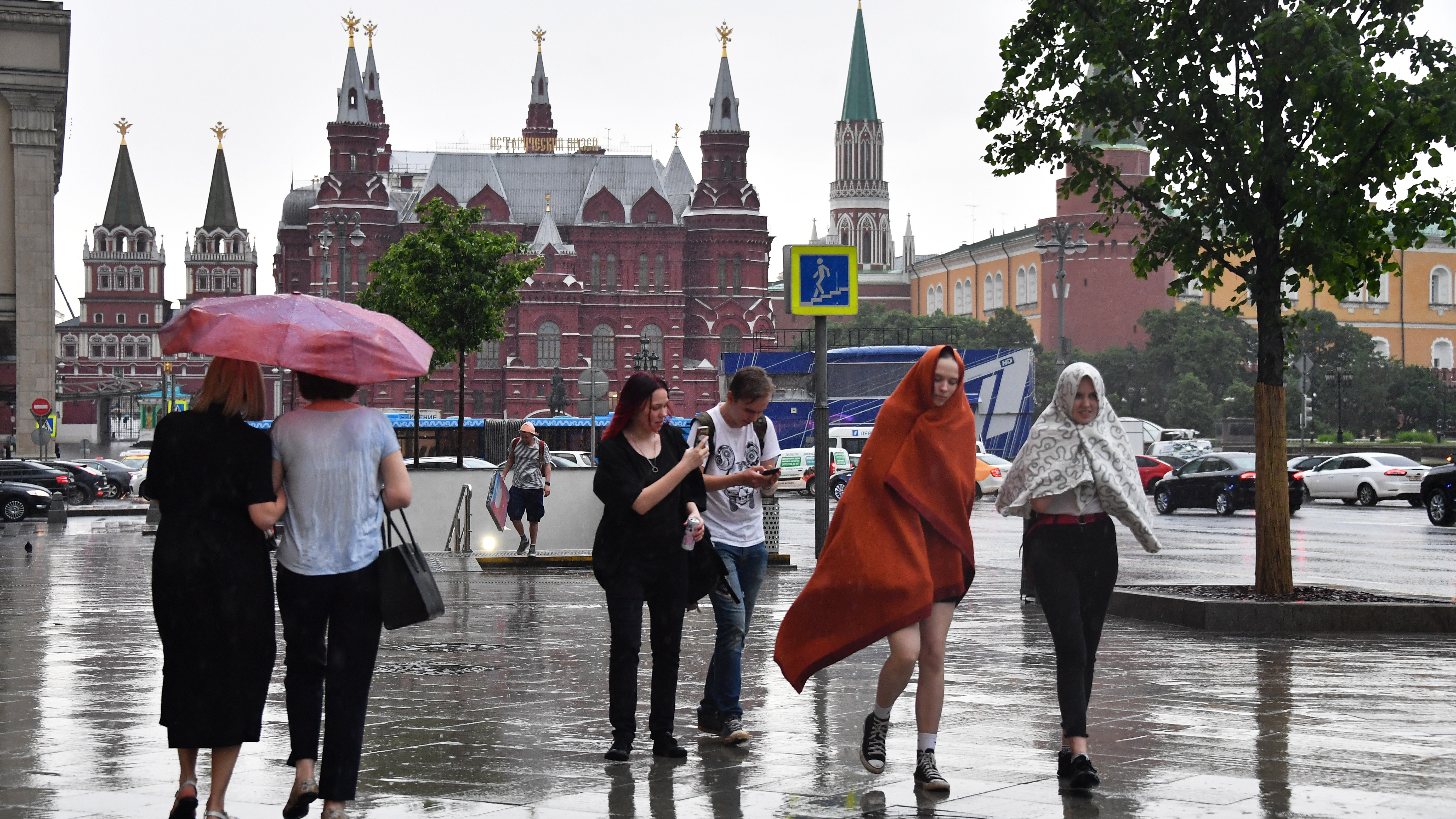 На сегодняшний день любой. Дождь в Москве. Жители Москвы. Сильный дождь в Москве. Дождь в Москве летом.
