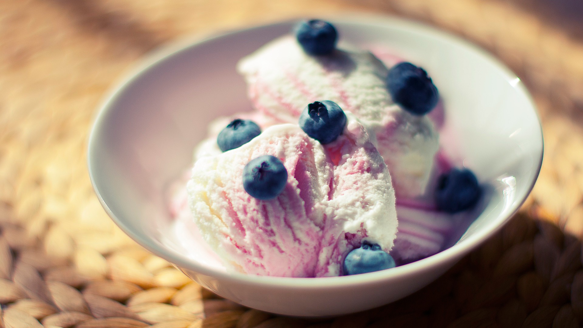 «Щербет наиболее безопасен»: диетолог рассказала об употреблении мороженого в жару