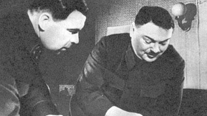 Командующий Ленфронтом Л.А. Говоров и член военного совета фронта А.А. Жданов над разработкой операции