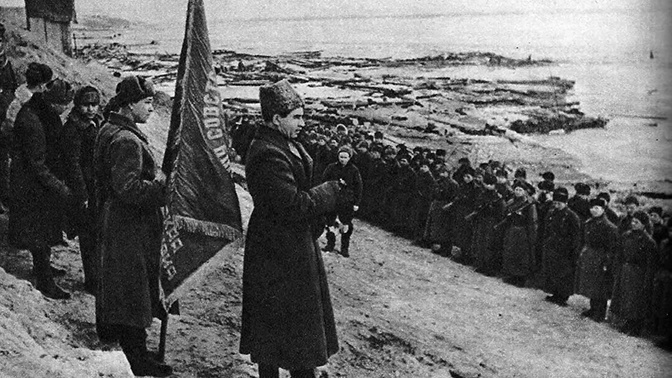 Вручение гвардейского знаменитого 39-й Гвардейской стрелковой дивизии. Сталинград. Январь 1943 г<figcaption class=