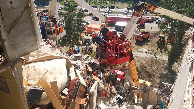 В Киеве обнаружили четвертого погибшего под завалами дома, где прогремел взрыв В Киеве обнаружили четвертого погибшего под завалами дома, где прогремел взрыв