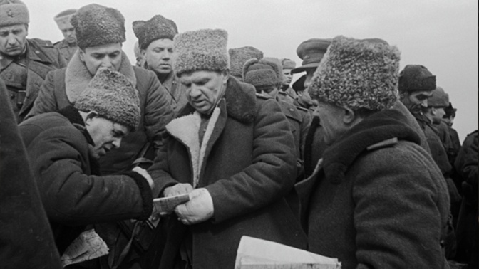 На подступах к Одессе. Командующий 8-й гвардейской армией генерал-полковник Василий Иванович Чуйков обсуждает с офицерами план предстоящей боевой операции.<figcaption class=