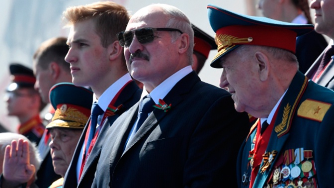 Лукашенко похвалил россиян за организацию Парада Победы в Москве