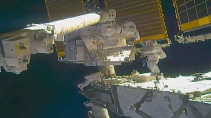 Астронавт NASA во время выхода в открытый космос с МКС потерял нарукавное зеркальце