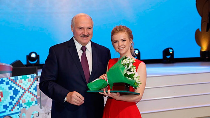 Танцующий с выпускниками Лукашенко попал на видео