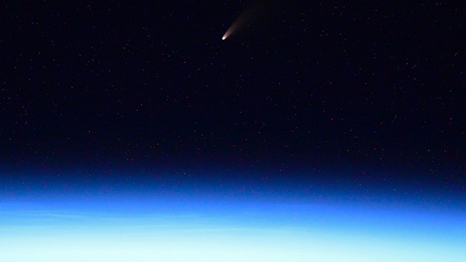 Российский космонавт опубликовал фото яркой кометы с борта МКС