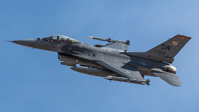 Истребитель ВВС США F-16 разбился в Нью-Мексико Истребитель ВВС США F-16 разбился в Нью-Мексико