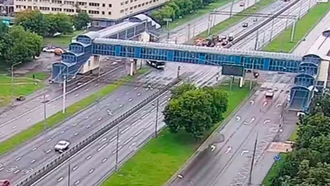 Момент столкновения автобуса и «Газели» в Москве попал на видео - ТРК ...