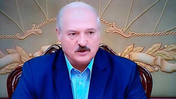 Лукашенко заявил, что коронавирус ему «подкинули» Лукашенко заявил, что коронавирус ему «подкинули»