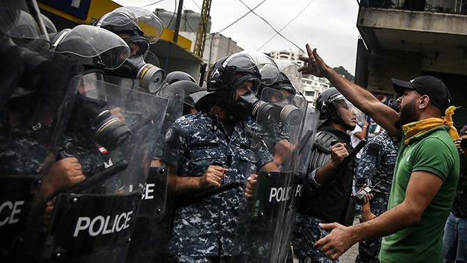 Слезоточивый газ и дубинки: полиция разгоняет демонстрантов у здания парламента в Бейруте