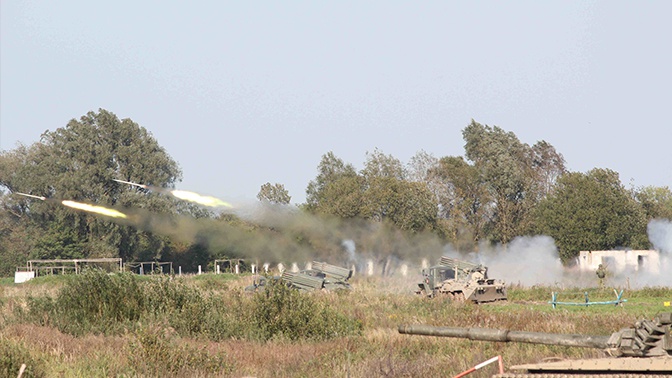 БМП-2, Т-72 и «Грады»: мотострелки провели учения со стрельбами под Калининградом БМП-2, Т-72 и «Грады»: мотострелки провели учения со стрельбами под Калининградом