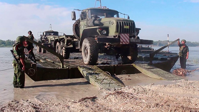 В рамках СКШУ «Кавказ-2020» мотострелки ЮВО навели переправы для форсирования водных преград