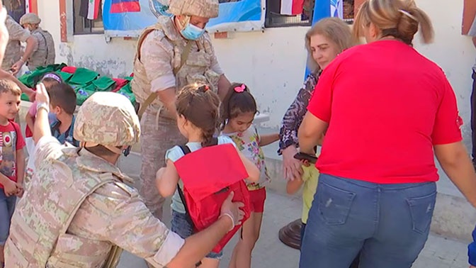 Дети россии дети сирии. Гуманитарная помощь детям Сирии. Благотворительность детям Сирии. Дети Сирии получают гуманитарную помощь. Дети Сирии с рюкзаками.