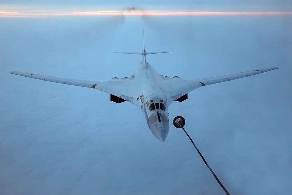 Самолеты 2017 года. Ту-160 белый лебедь. Ту-160 сверхзвуковой самолёт. Белый лебедь самолет. Ту 160 Саратов.