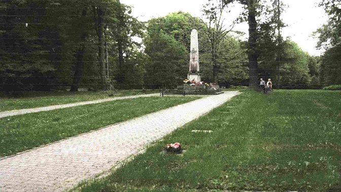 Останки сбитых над Освенцимом советских летчиков с почестями захоронили в Польше