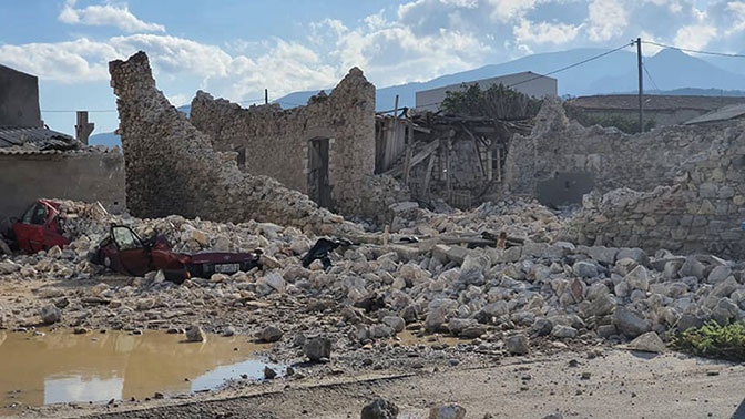Дети погибли после падения стены в результате землетрясения на греческом острове Самос