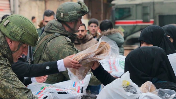 Российские военные раздали сотни продуктовых наборов в Алеппо Российские военные раздали сотни продуктовых наборов в Алеппо