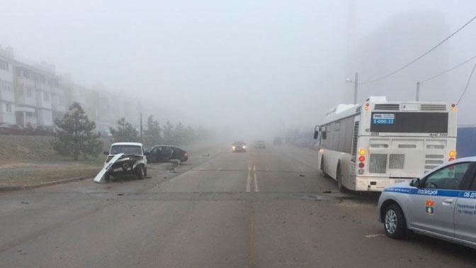Опора освещения рухнула на автобус в Волгограде