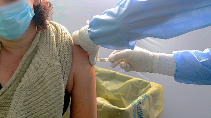 Сенатор предложил давать отгул после прививки от коронавируса