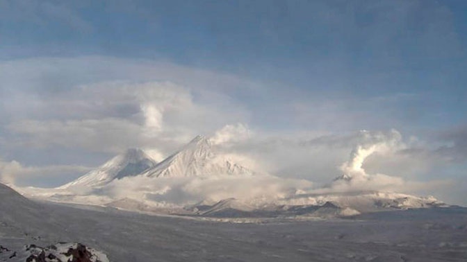 Вулкан Ключевской на Камчатке выбросил столб пепла
