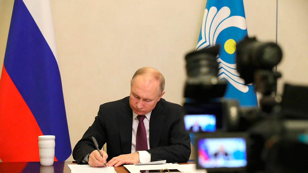 Путин подписал закон, увеличивающий возраст молодежи до 35 лет