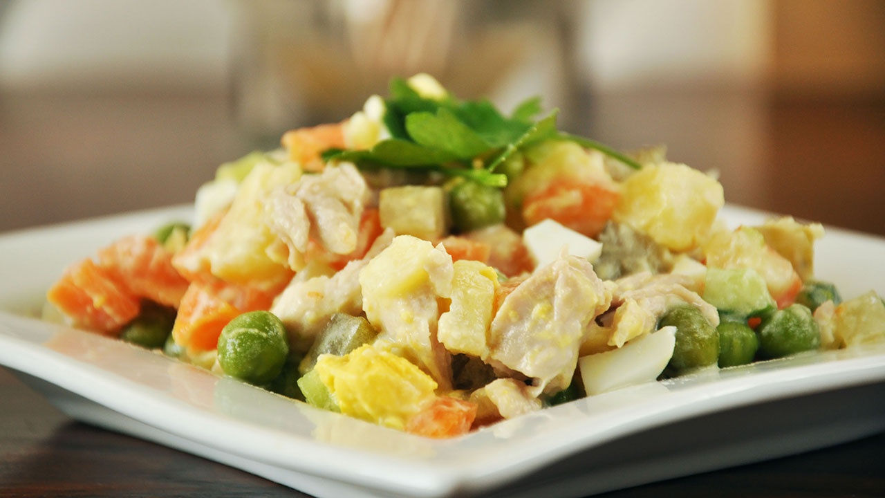 Кулинарное искусство: шеф-повар рассказал, как сохранить свежесть новогодних салатов