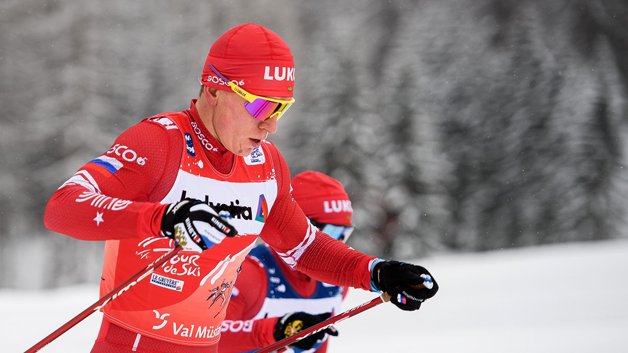 Александр Большунов одержал победу в масс-старте на этапе «Тур де Ски» в Швейцарии