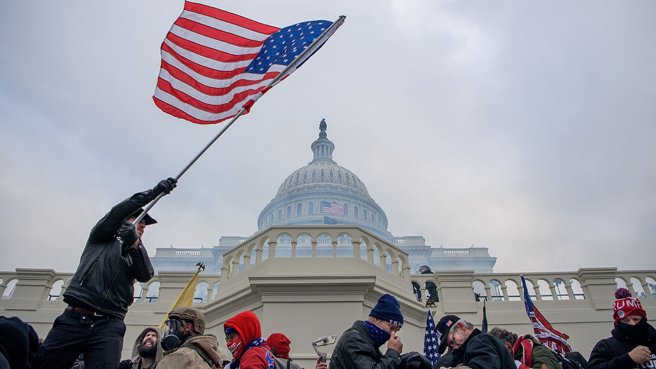 Американец требовать. События в мире. 7 Ноября США. Мужик на фоне Капитолия США. Россия и Америка война 2021.