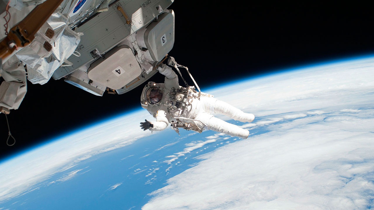 Российские космонавты новой экспедиции на МКС привились от COVID-19 Российские космонавты новой экспедиции на МКС привились от COVID-19