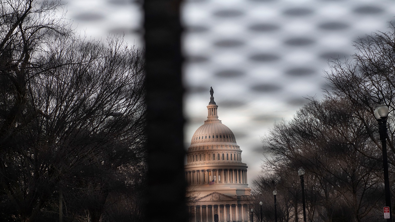 Капитолий США закрыт на вход и выход из-за угрозы безопасности Капитолий США закрыт на вход и выход из-за угрозы безопасности
