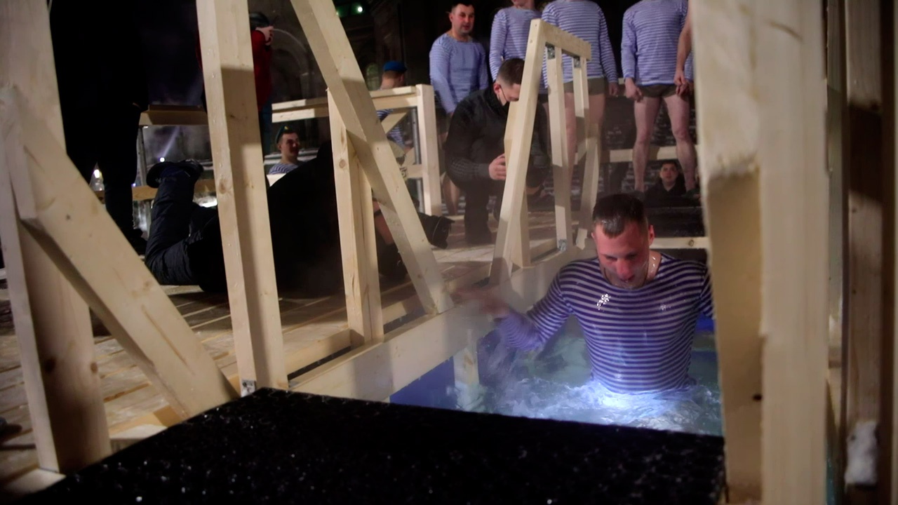 главный храм вооруженных сил российской федерации крестины. храм вооружённых сил в подмосковье крестильня. крещение в храме вооруженных сил. купель в главном храме вооруженных сил российской федерации. храм воскресения словущего в даниловской слободе венчание.