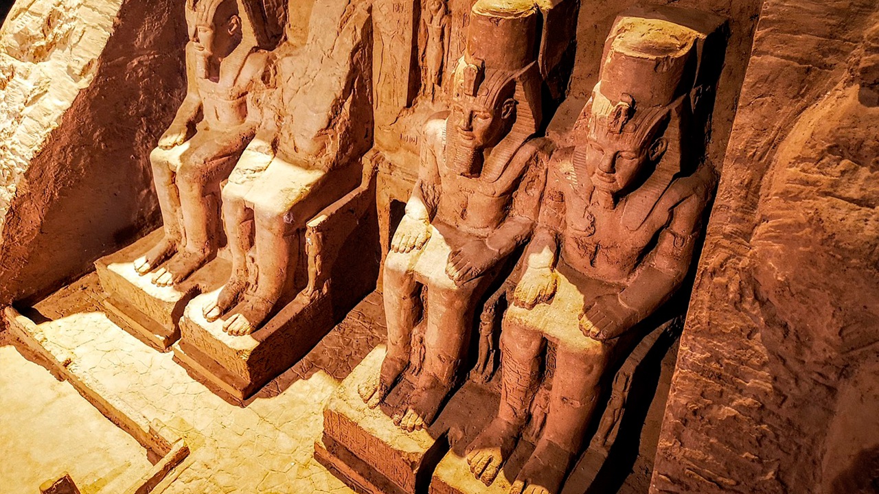 В древнеегипетском храме в Александрии найдены высеченные в скалах гробницы с мумиями 