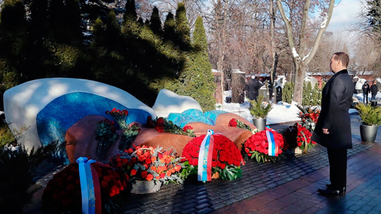 Памятник ельцина на новодевичьем кладбище фото