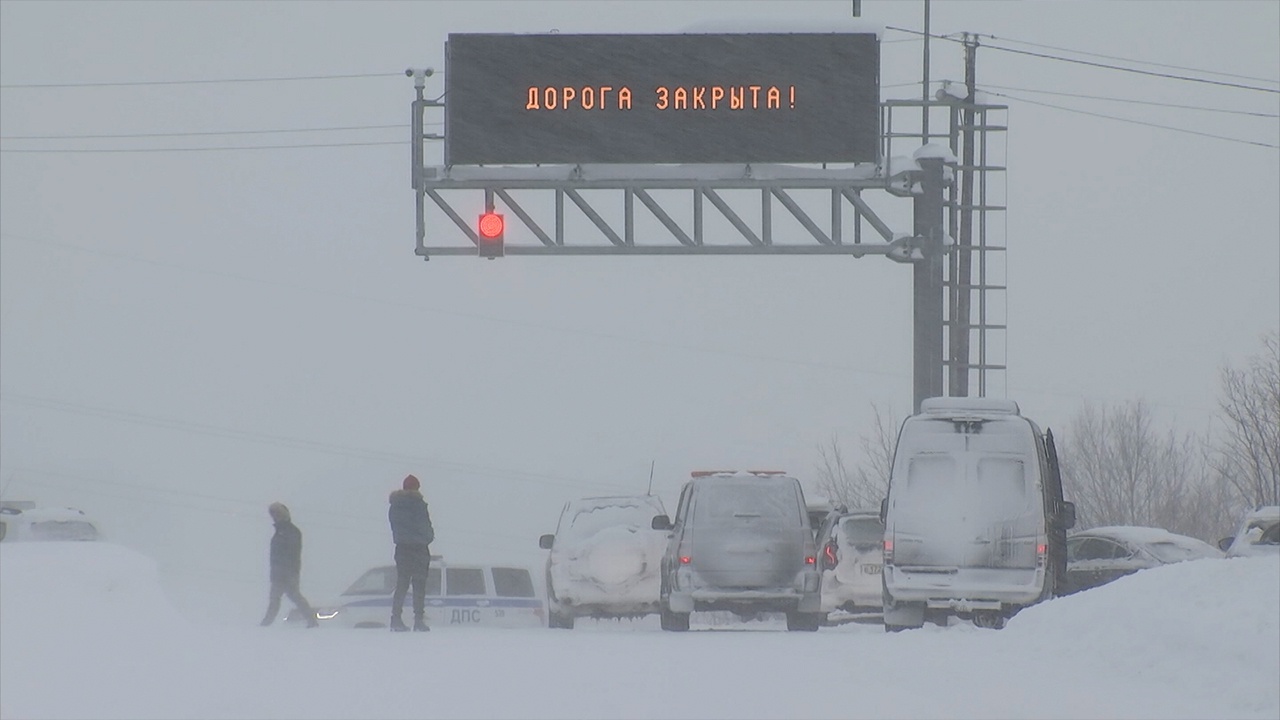 Дорогу на Териберку закрыли из-за снегопада