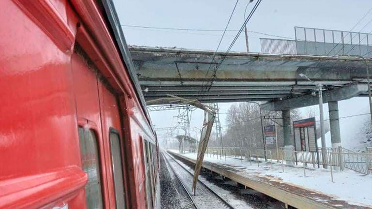 Трещины на поезде. Станция Фроловское Клин. Авария на платформе Фроловское. Фроловская ЖД платформа.