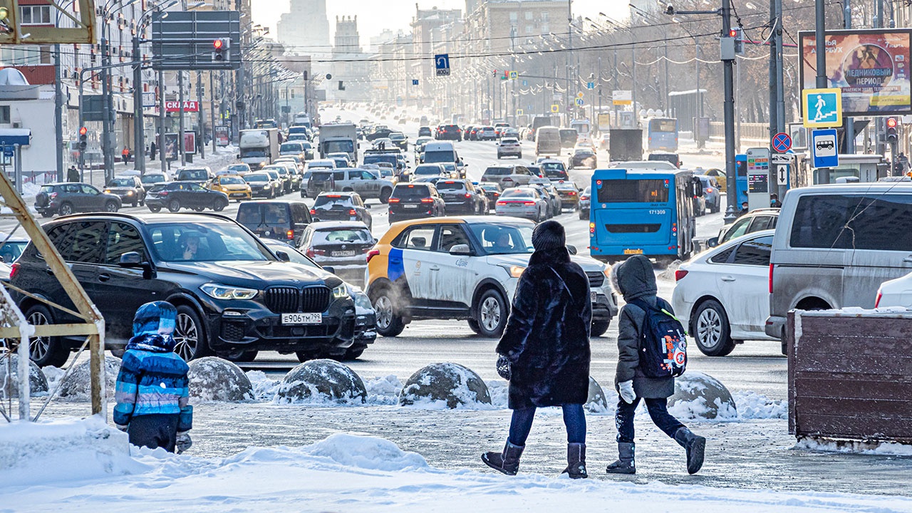 2 декабря москва. Обстановка на дорогах Москвы сейчас. Снег затор. Снежная буря в Москве 2021. Пробка в Москве из за снега 2021.