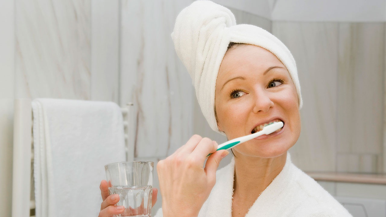 Стоматолог предупредил о вреде чистки зубов сразу после еды