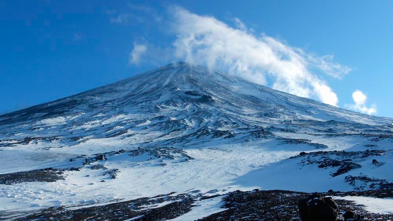Туристов предостерегли от поездок на извергающийся вулкан Ключевского