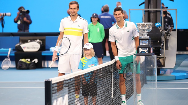 Медведев проиграл Джоковичу в финале Australian Open Медведев проиграл Джоковичу в финале Australian Open